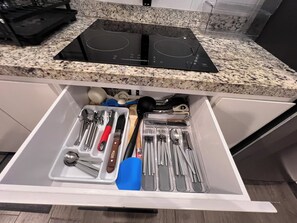 Refrigerador, microondas, horno y cafetera y tetera 