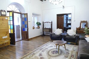 Coin salon dans le hall