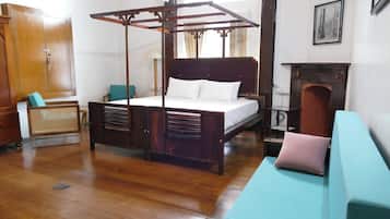 Deluxe Room | Living room