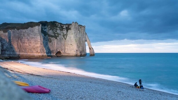 A beach with white cliffs and kayaks on the shore. - Normandie Veules-les-roses, Terraced House (Veules-les-Roses)