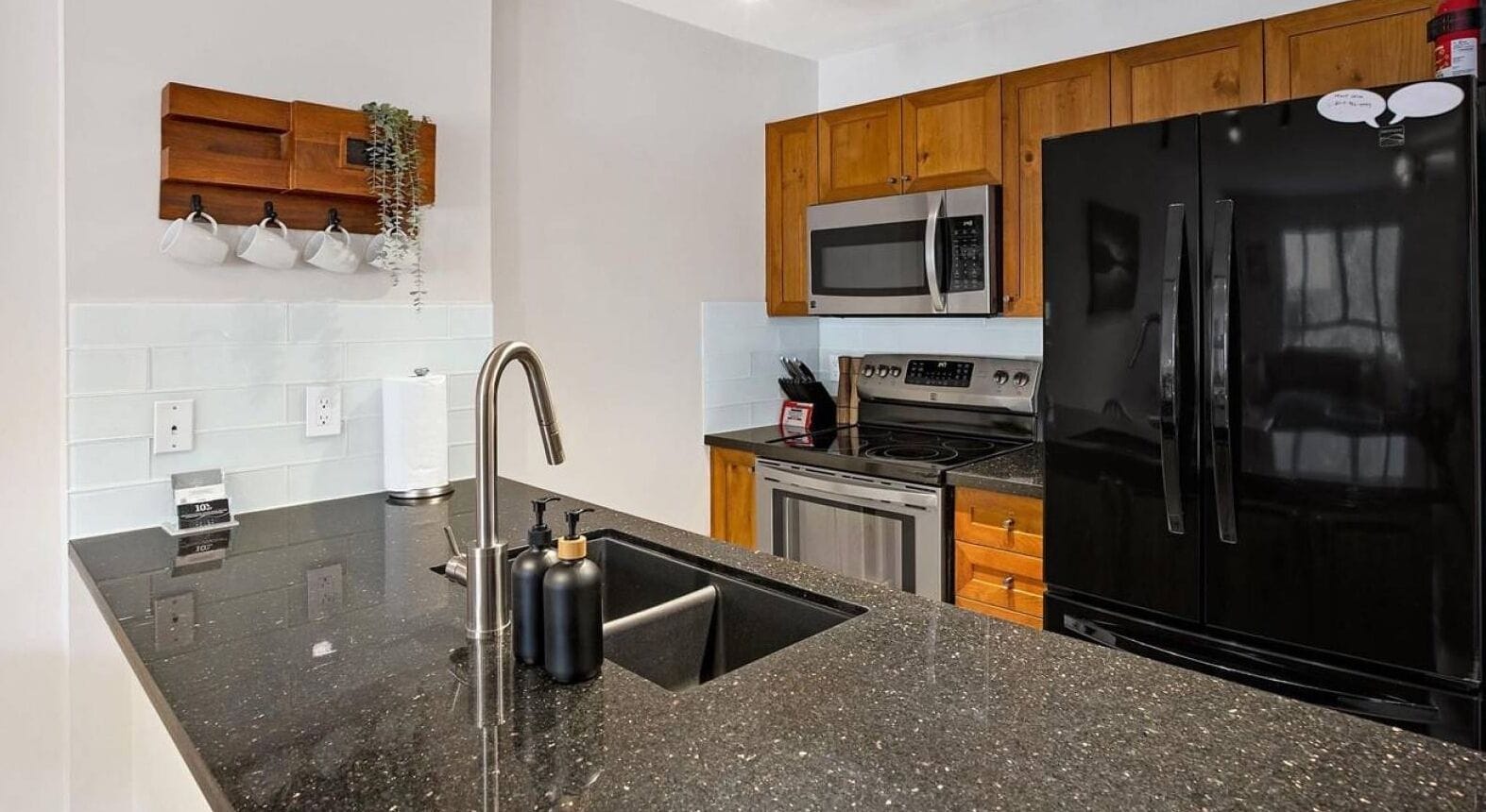 Réfrigérateur, four à micro-ondes, un four, surface de cuisson