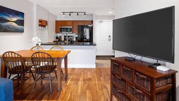 Réfrigérateur, four à micro-ondes, un four, surface de cuisson