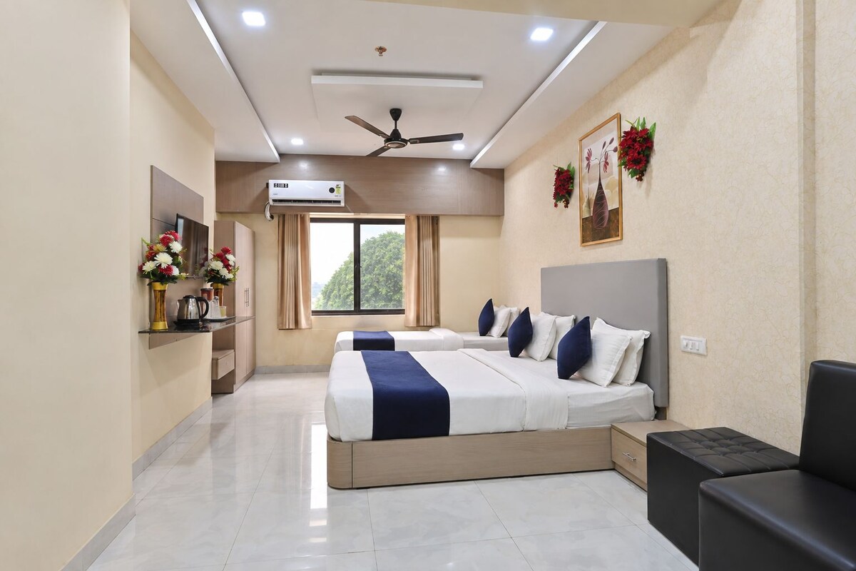 Classic Triple Room, 1 Bedroom, City View | Hypo-allergenic bedding available, desk, WiFi (free), bed sheets