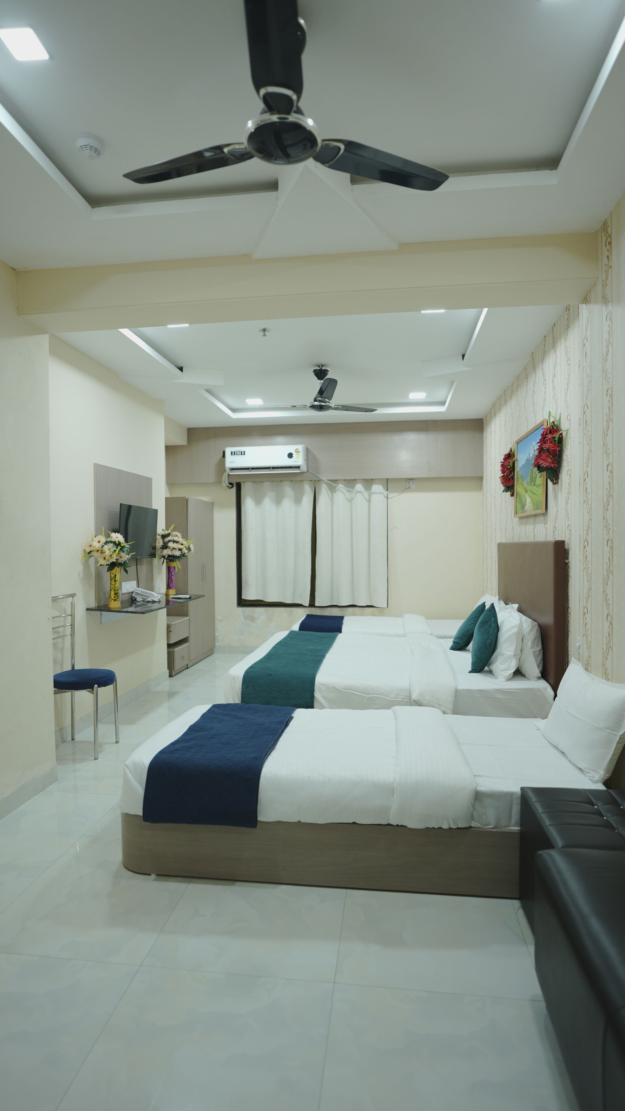 Deluxe Quadruple Room | Hypo-allergenic bedding, desk, free WiFi, bed sheets