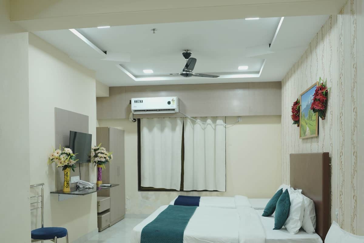 Deluxe Quadruple Room | Hypo-allergenic bedding, desk, free WiFi, bed sheets