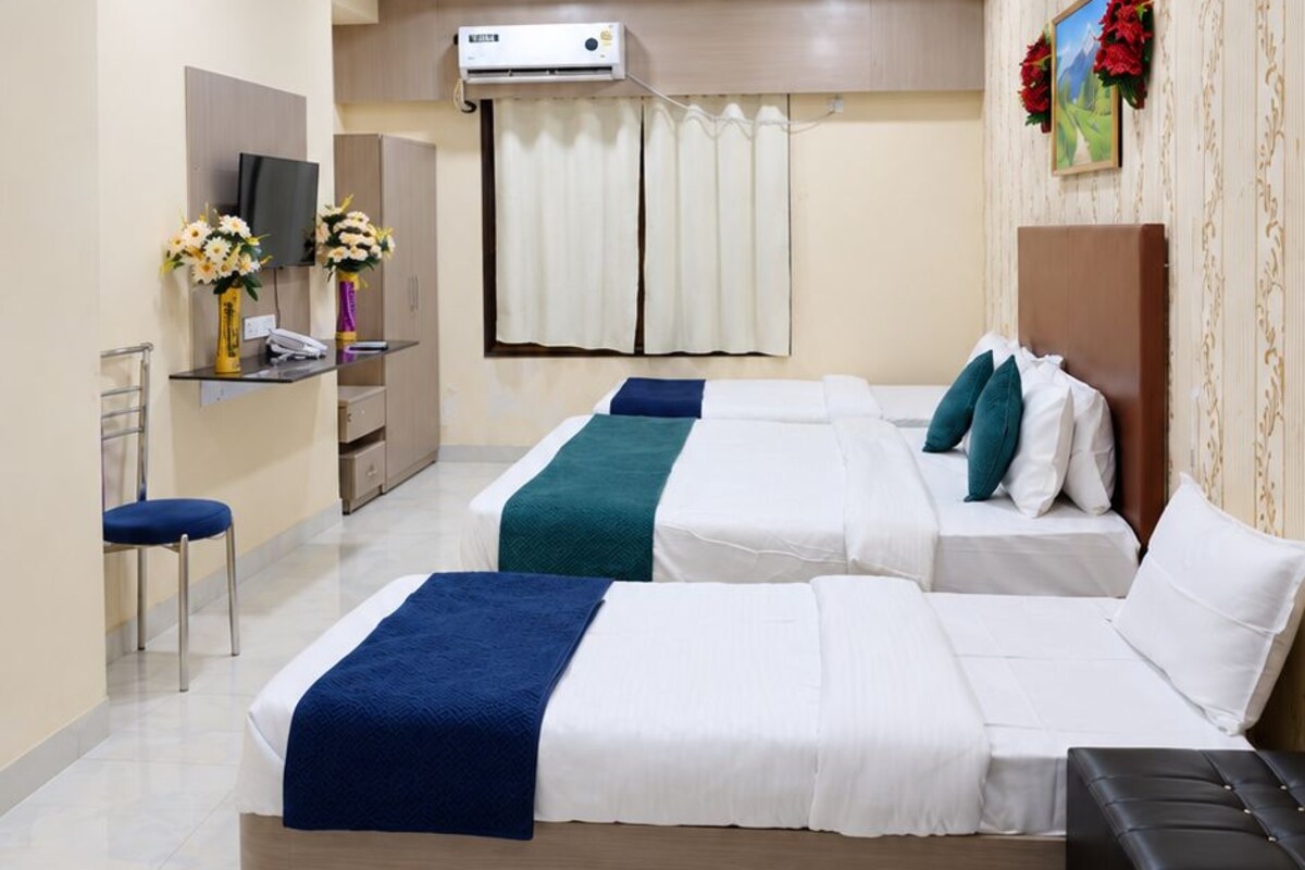Deluxe Quadruple Room | Hypo-allergenic bedding available, desk, WiFi (free), bed sheets