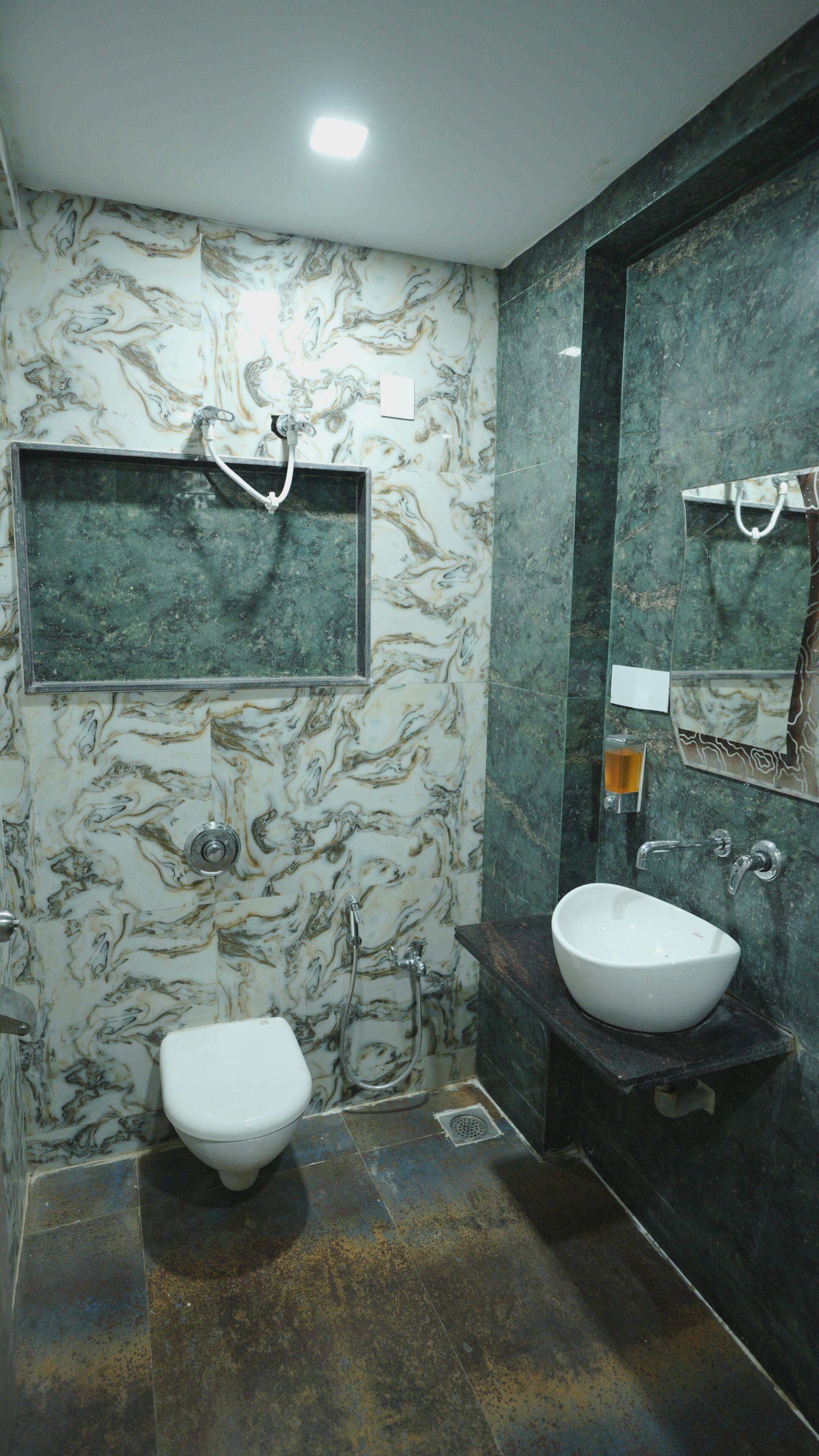 Deluxe Quadruple Room | Bilik Mandi | Pancuran mandi, kelengkapan dandanan diri percuma, tuala disediakan 