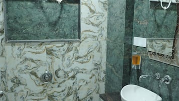 Deluxe Quadruple Room | Bilik Mandi | Pancuran mandi, kelengkapan dandanan diri percuma, tuala disediakan