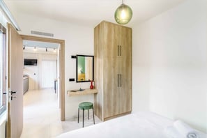 1 habitación, escritorio, tabla de planchar con plancha y cuna de viaje 