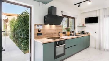 Een koelkast, een magnetron, een oven, een kookplaat