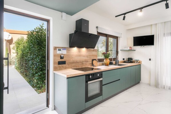 Fridge, microwave, oven, stovetop