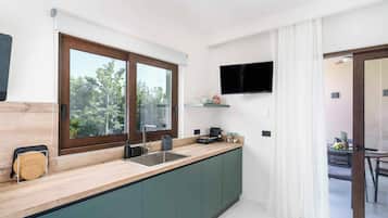 Coffee/tea maker, fridge, microwave, oven