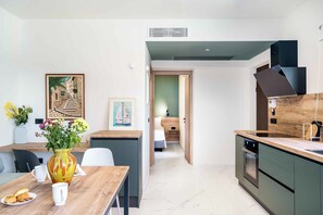 Cafetera/tetera, refrigerador, microondas, horno
