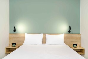 1 habitación, escritorio, tabla de planchar con plancha y cuna de viaje 
