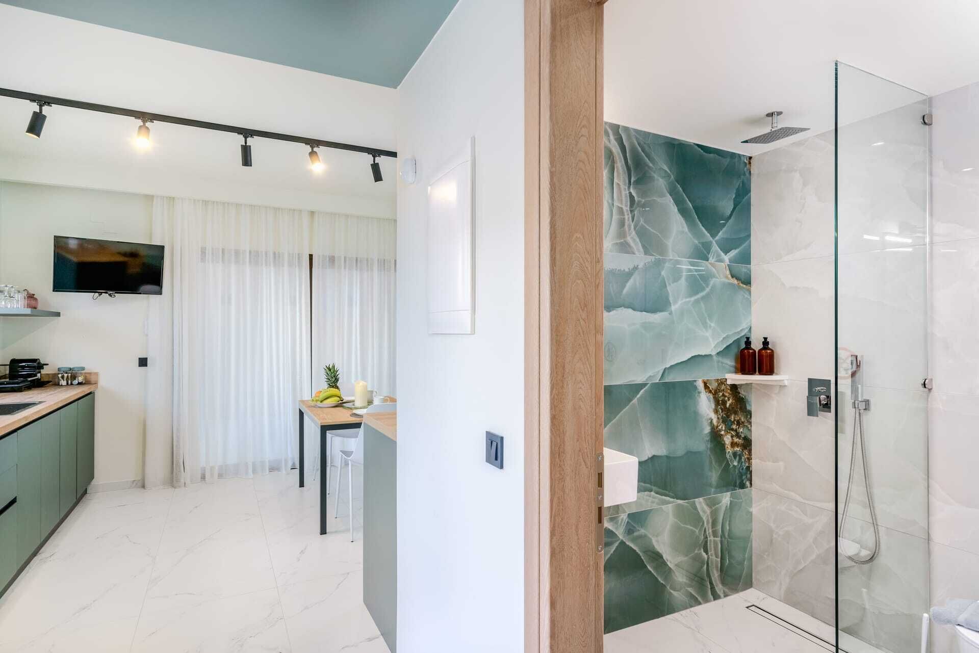 Een douche, een haardroger, handdoeken