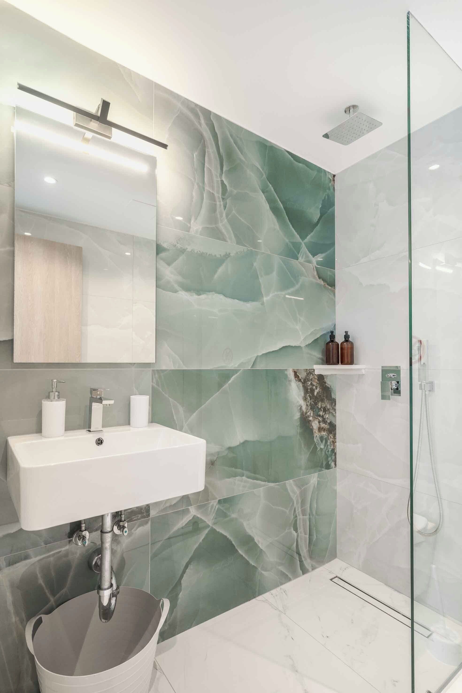 Een douche, een haardroger, handdoeken