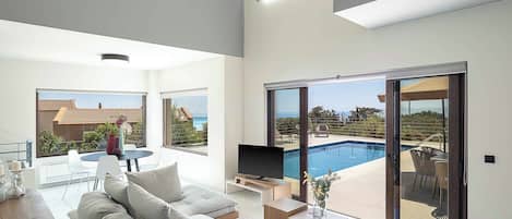 Televisión y chimenea