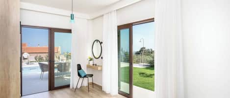 4 habitaciones, escritorio y tabla de planchar con plancha