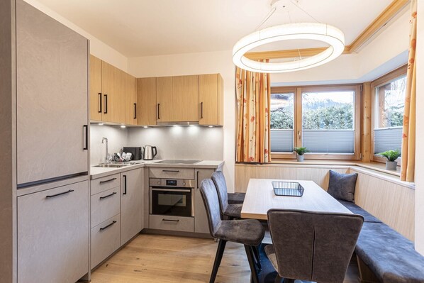 Fridge, oven, stovetop, dishwasher