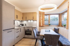 Fridge, oven, stovetop, dishwasher