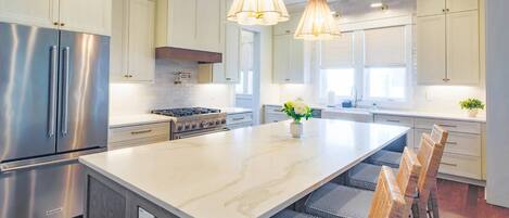 Een koelkast, een magnetron, een vaatwasser