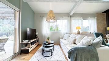 Smart TV, books, stereo, offices