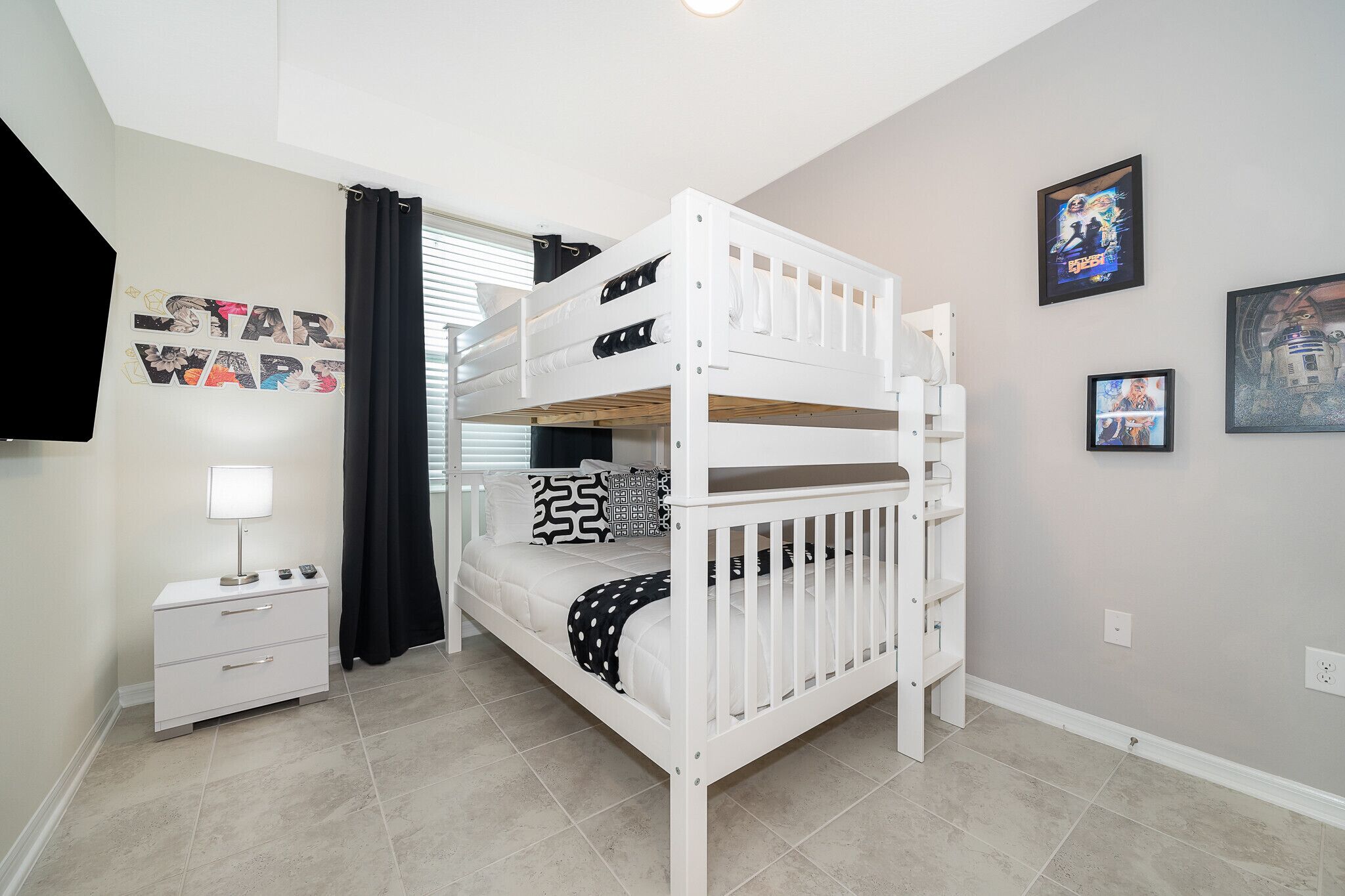 2 soverom, safe på rommet, strykejern/-brett og reiseseng for barn