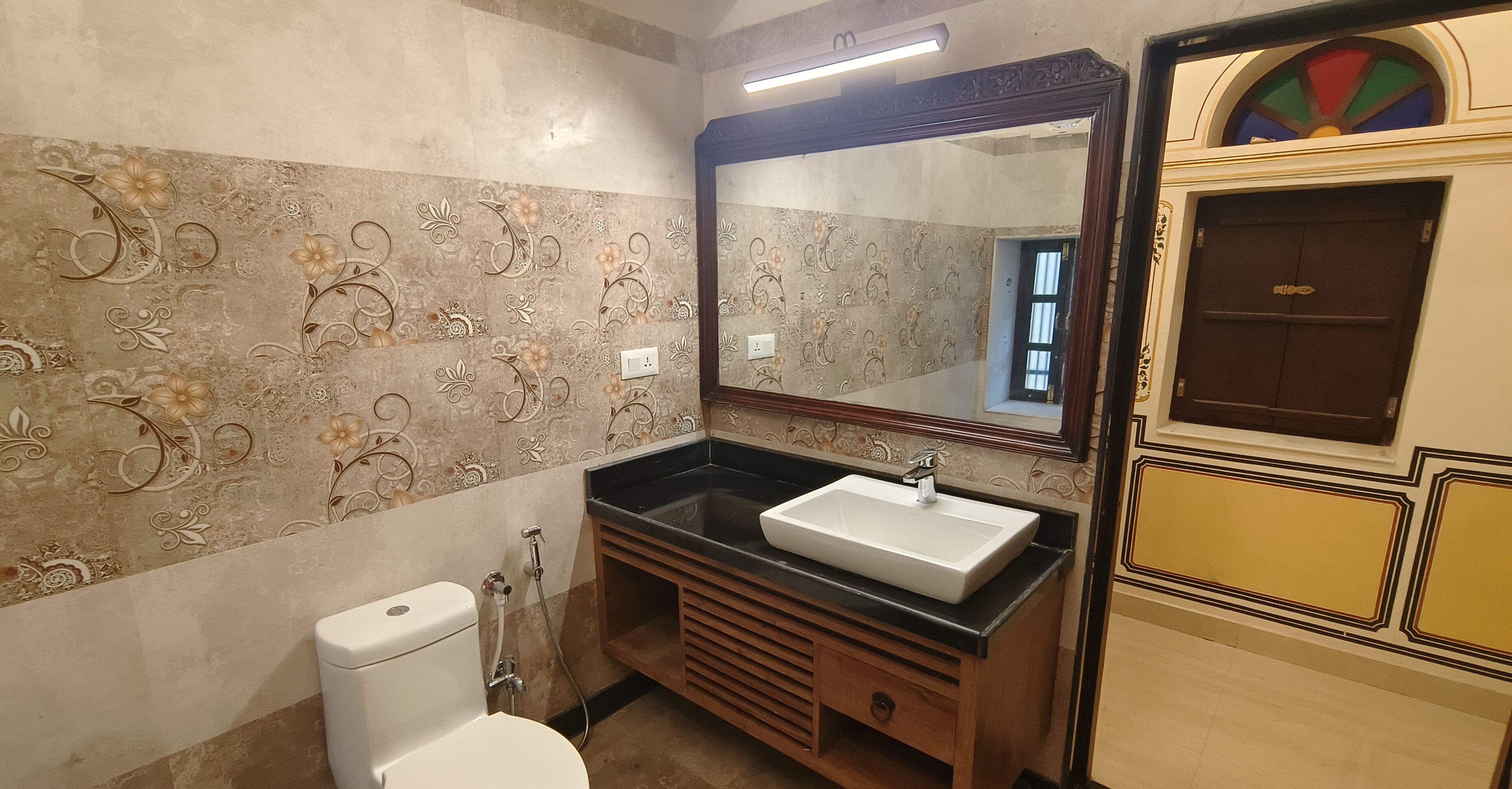 Un baño con inodoro, lavabo y espejo.