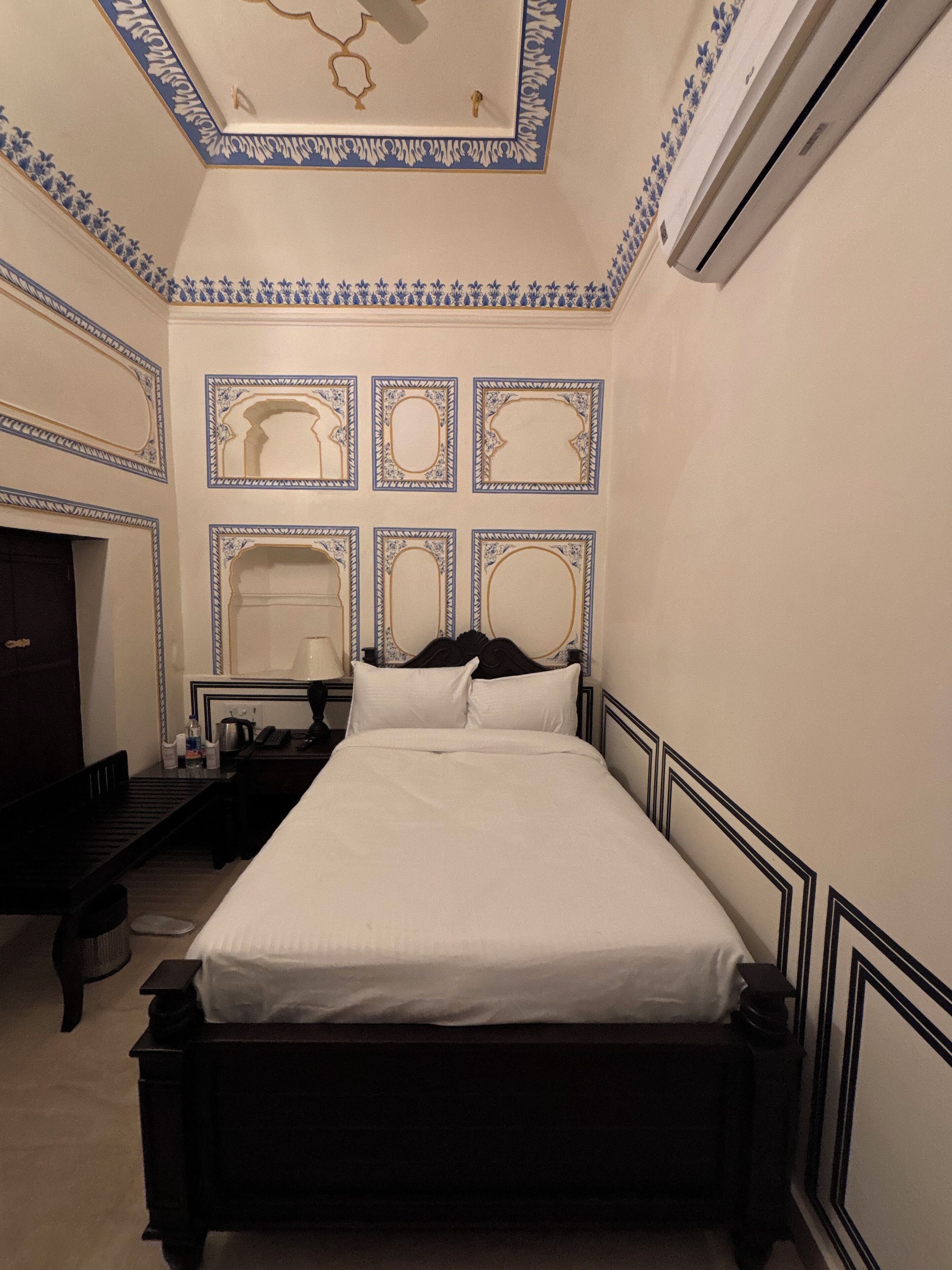 Minibar, free WiFi, bed sheets