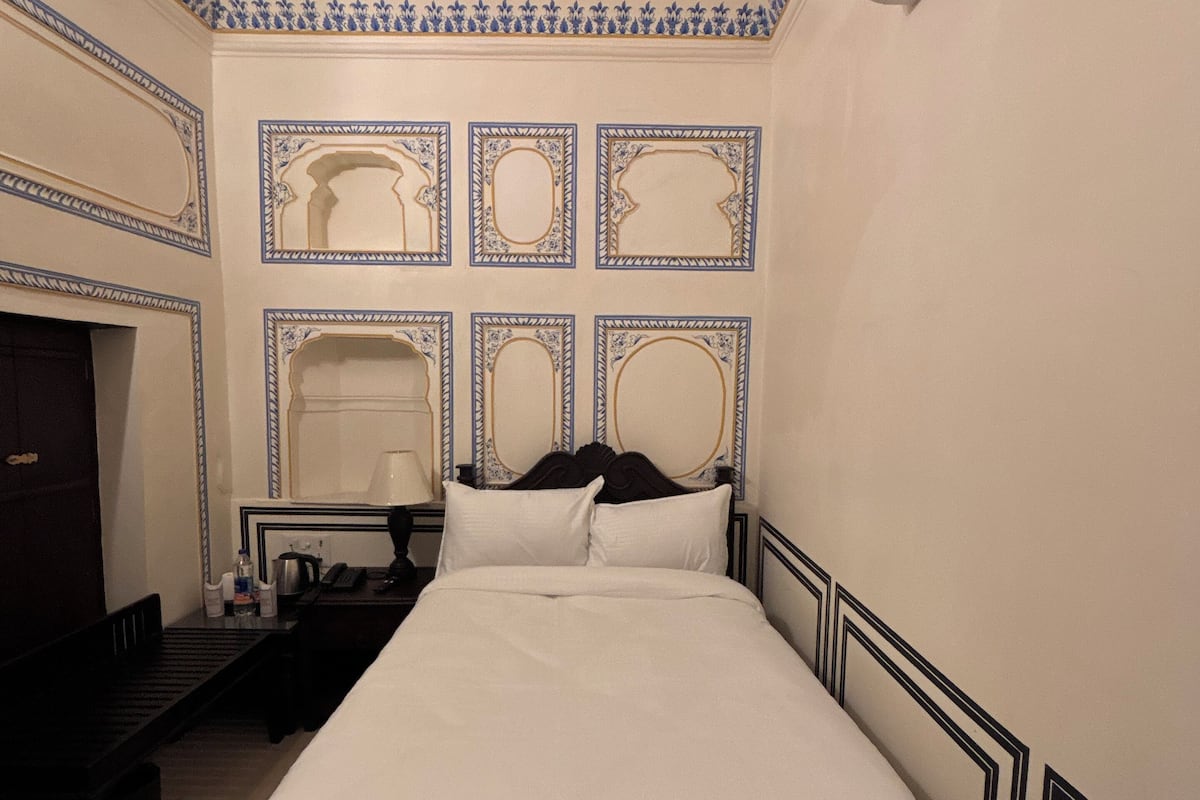 Minibar, free WiFi, bed sheets