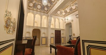 Suite Royal, vistas a la ciudad | Minibar, wifi gratis, ropa de cama