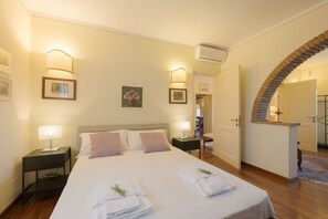4 slaapkamers, een strijkplank/strijkijzer, reisbedje, gratis wifi