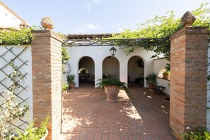 Terrace/patio - Beautiful private villa for 7 people with A/C, WIFI, private pool, patio and panoramic view (Cortona)