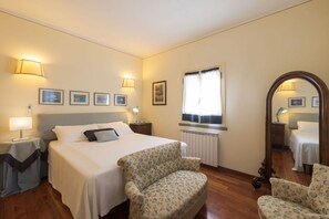 4 bedrooms, iron/ironing board, travel cot, free WiFi