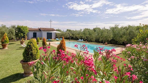 A residential property with a swimming pool, a small house, and a well-maintained garden. - Stunning private villa for 7 people with A/C, private pool, WIFI, patio and panoramic view (Cortona)