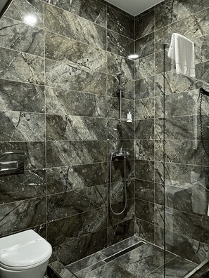 Chambre Standard avec lits jumeaux, 2 lits jumeaux | Salle de bain | Séchoir à cheveux, serviettes fournies, savon, shampooing