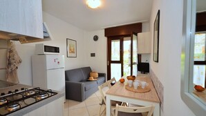 Coffee/tea maker, fridge, microwave, stovetop - Modern apartment with garden, 100m from the beach (Bibione)
