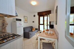 Refrigerador, microondas, cafetera y tetera y utensilios de cocina 