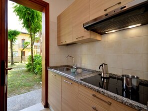 Kjøleskap, mikrobølgeovn, kokeplater og kaffetrakter/tekoker