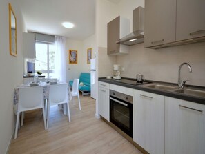 Frigorífico, microondas, placa de cocina y cafetera o tetera