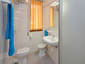 A bathroom with a toilet, bidet, and sink. - Seafront house close to the Thermal Baths (Bibione)