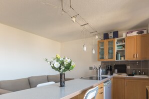 Fridge, microwave, oven, coffee/tea maker