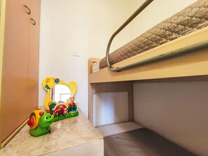3 bedrooms, travel crib