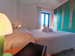 3 Schlafzimmer, Reisekinderbett