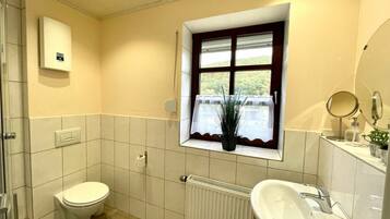 Douche, sĂšche-cheveux, serviettes fournies, savon