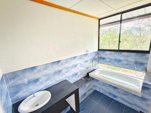Kamar Double Comfort, balkon, pemandangan sungai | Kamar mandi | Shower, perlengkapan mandi gratis, handuk, dan sabun