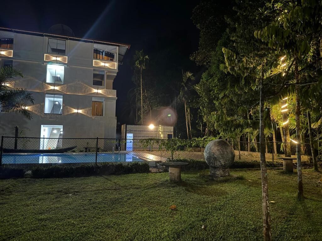 Un edificio moderno con varios balcones y una piscina.