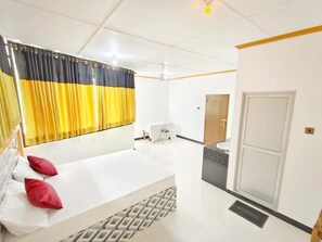Kamar Double Comfort, balkon, pemandangan sungai | Meja kerja, ruang kerja ramah laptop, dan kedap suara