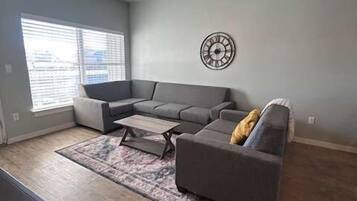 Smart TV, chimenea, futbolito y oficina