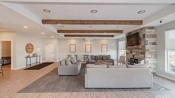 Een smart-tv, een open haard, tafelvoetbal en een kantoor